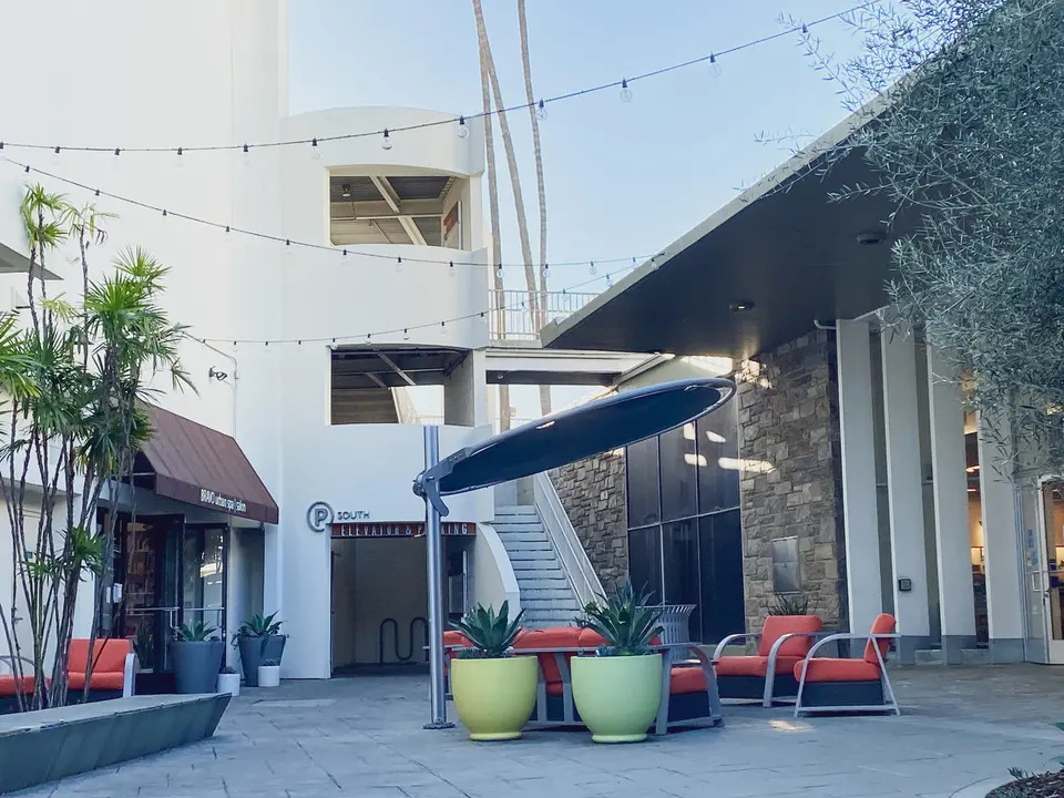 Courtyard approach to Bravo Salon & Spa at the Shops on Lake Avenue