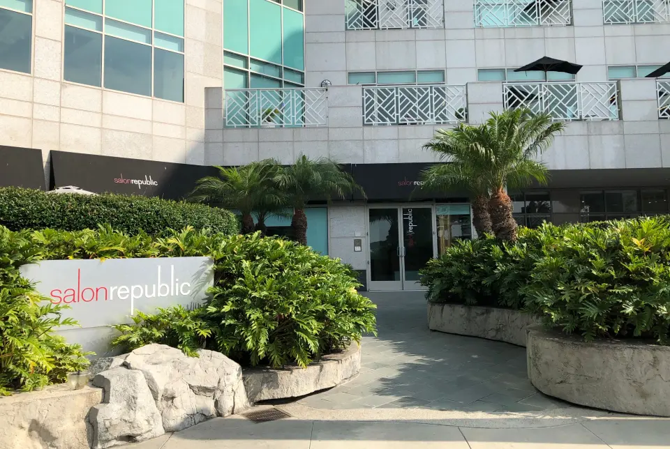 Salon Republic courtyard entrance used to reach Brazilian Honey Waxing Santa Monica