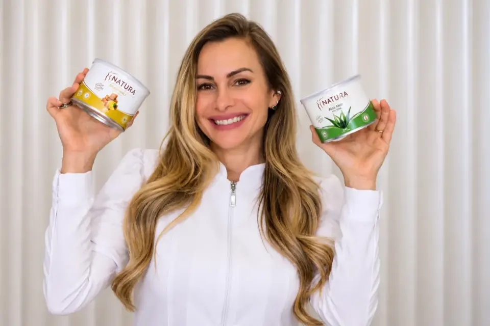Rafaela Chagas, founder of Natura, holding Sugaring Melt and Aloe Melt wax