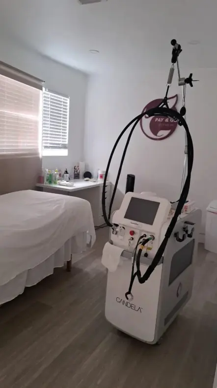 Treatment room with Candela laser at Pay & Go Laser MD Spa, Hollywood