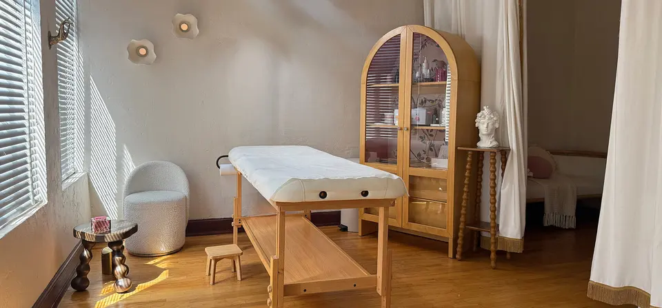 Treatment bed, wood floor and product cabinet at Relovi Sugaring
