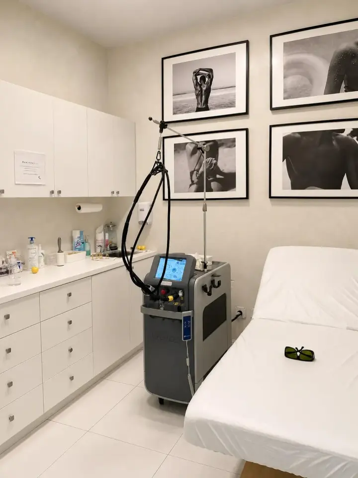 Treatment room with Candela laser device at Semper Laser, South Miami