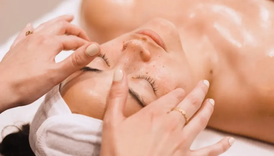 Facial treatment pictured on Shine On Beauty Bar’s website