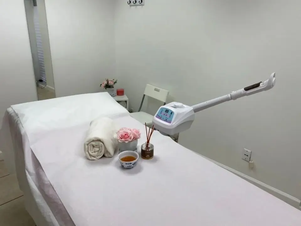 Treatment room at Sugaring Suite, Oakland Park